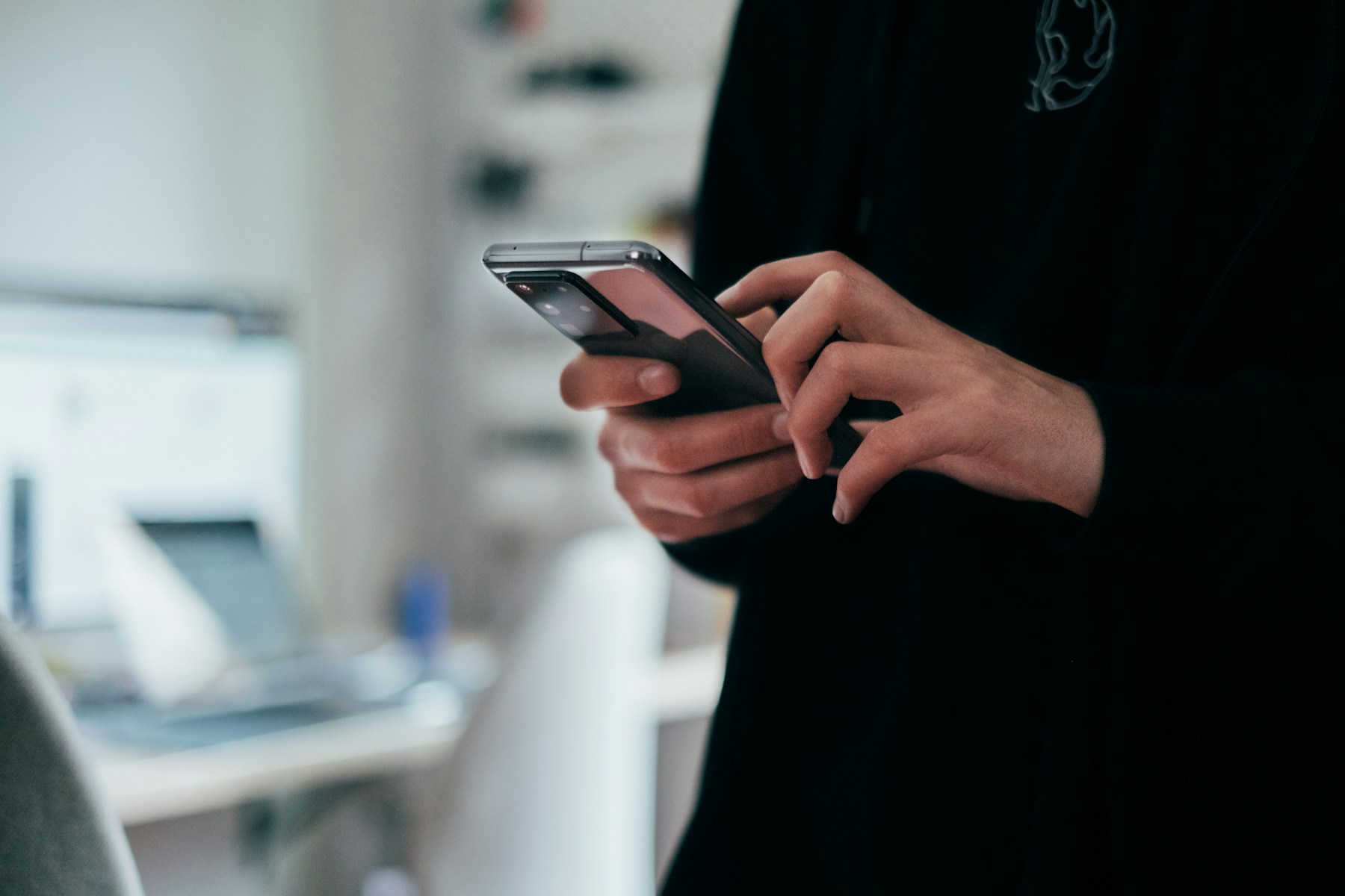 Akıllı telefon kullanan bir kişi