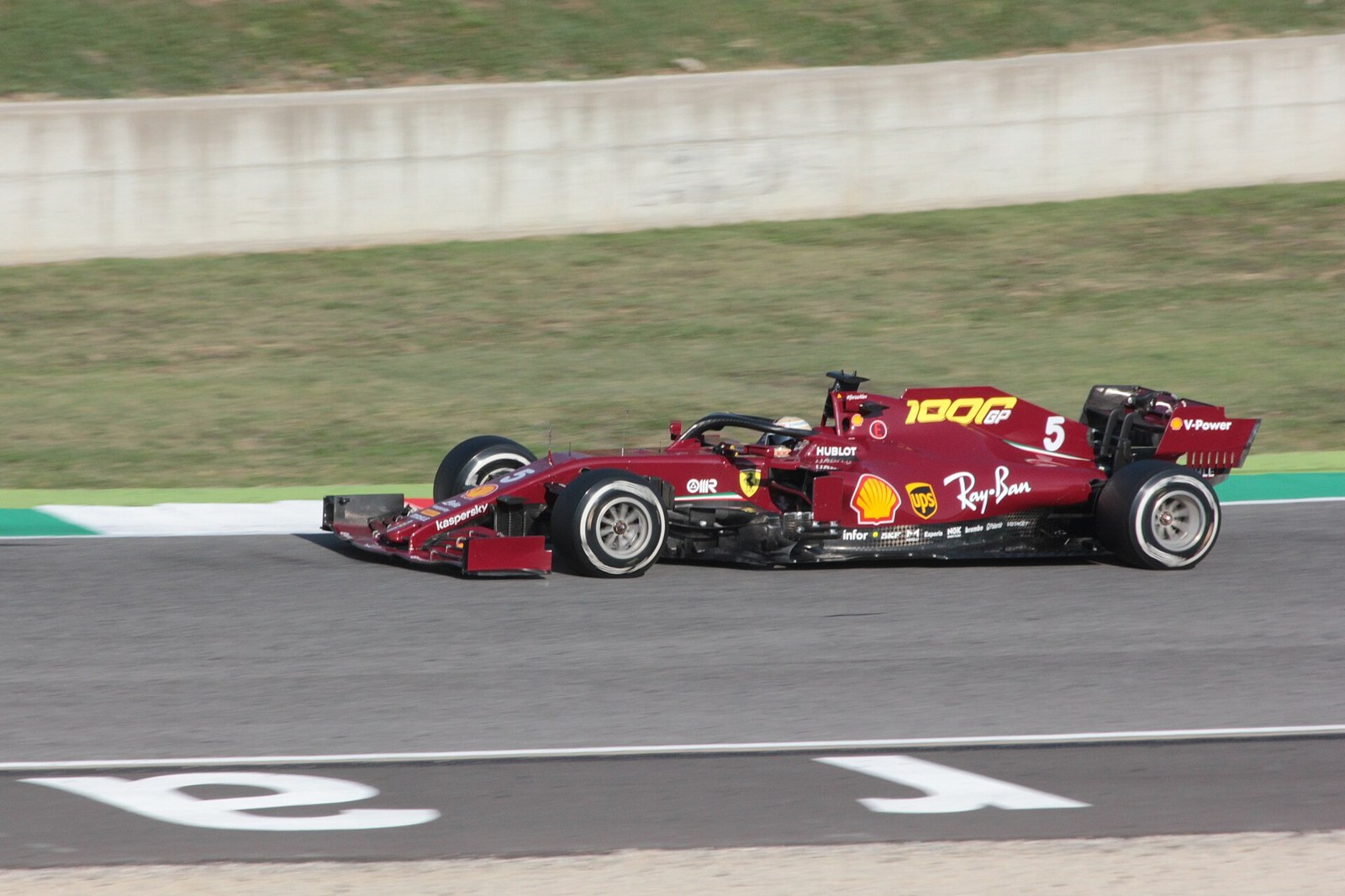 Arşiv fotoğrafı: Sebastian Vettel, Scuderia Ferrari'nin 1000. Grand Prix'si için hazırlanan kutlama tasarımıyla Ferrari SF1000'in direksiyonunda Arrabbiata 2 virajında görülüyor.