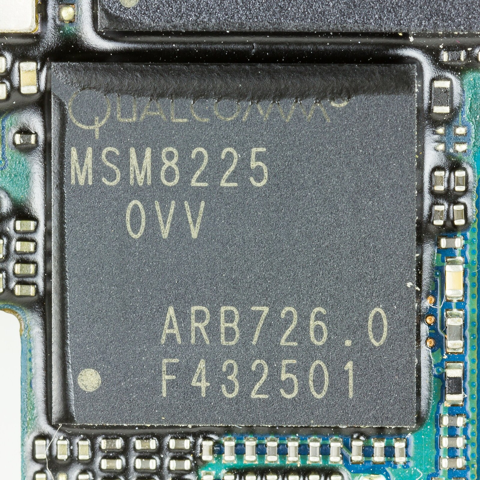 Arşiv fotoğrafı: LG P710 Optimus L7 II modelinin ana devre kartı üzerinde yer alan Qualcomm MSM8225 (Snapdragon S4 Play yongada sistem) donanımı.