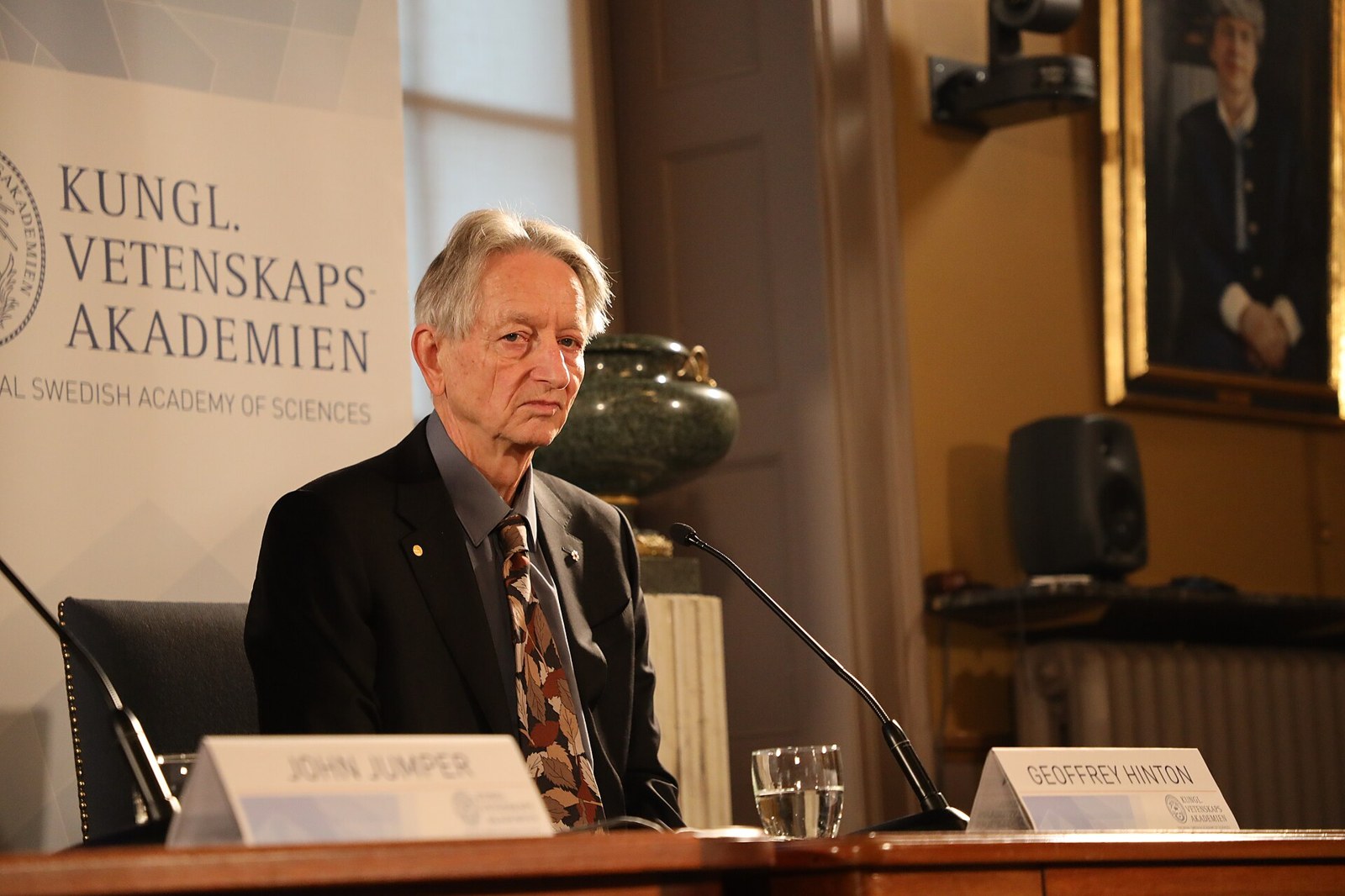 Arşiv fotoğrafı: Geoffrey Hinton, İsveç Kraliyet Bilimler Akademisi'ndeki 2024 Nobel Ödülü basın toplantısında.
