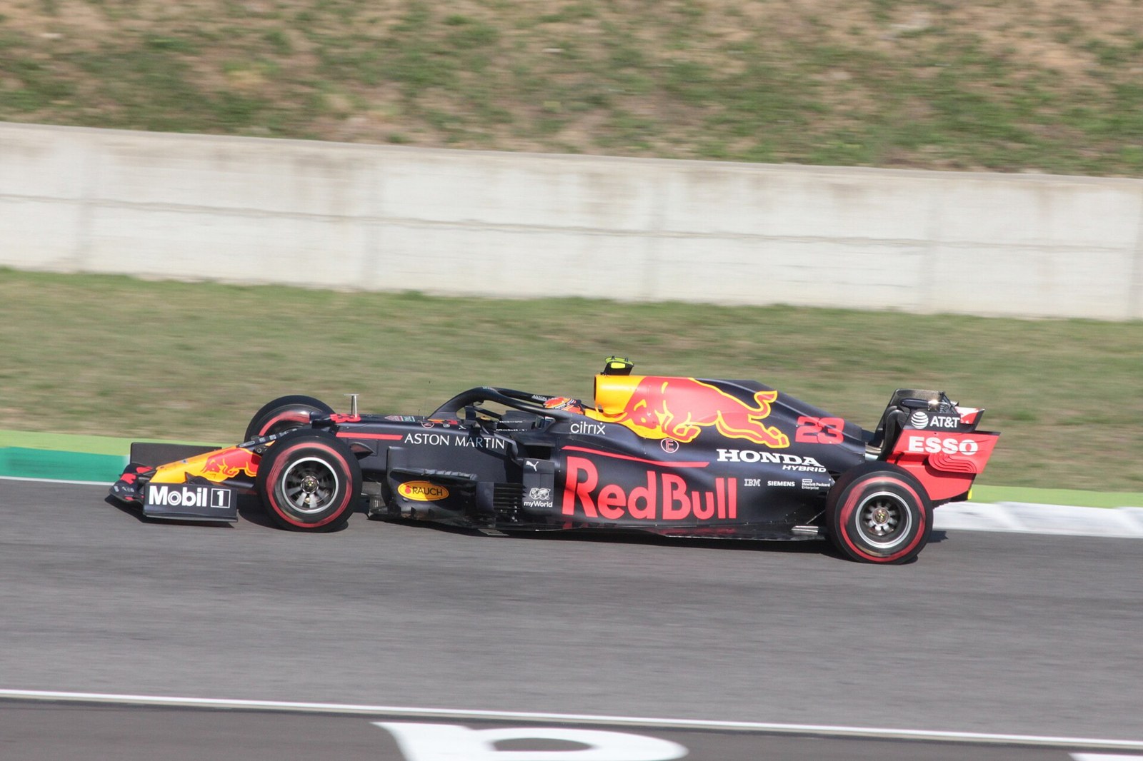 Arşiv fotoğrafı: Alexander Albon, 2020 Toskana Grand Prix'si yarış gününde görülüyor.