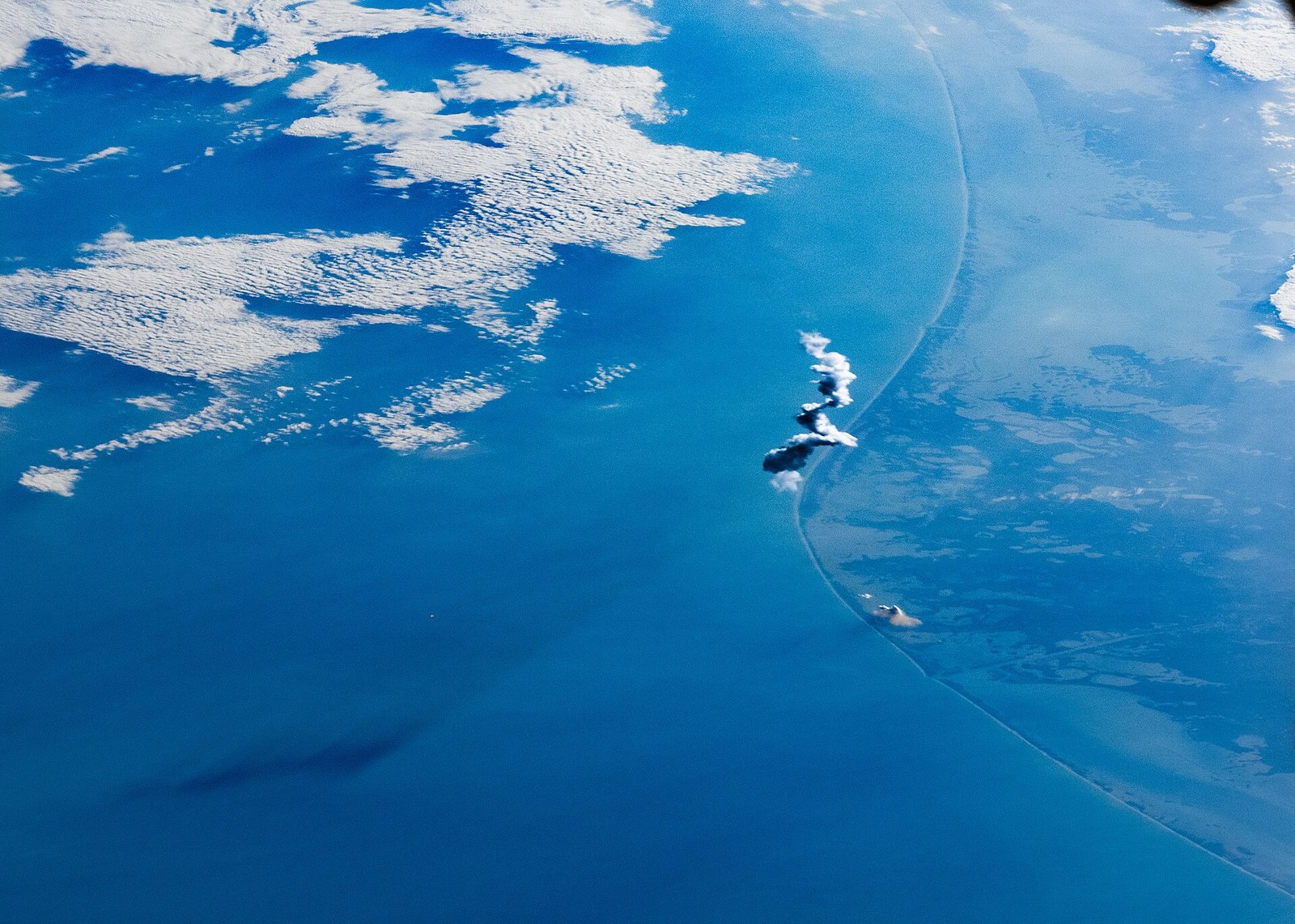 SpaceX Starship İlk Kez Yörüngeye Ulaştı: Flight 14 Testinde Motor Sorunu Görevi Erken Bitirdi — Meedye editoryal görseli