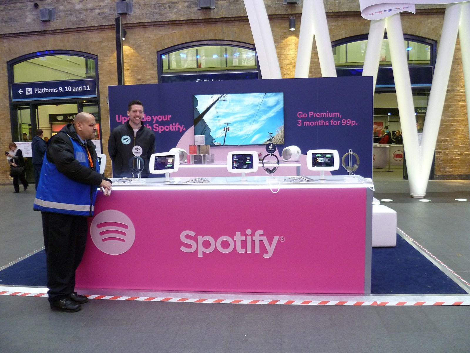 Arşiv fotoğrafı: King's Cross Tren İstasyonu'ndaki Spotify alanı görülüyor.