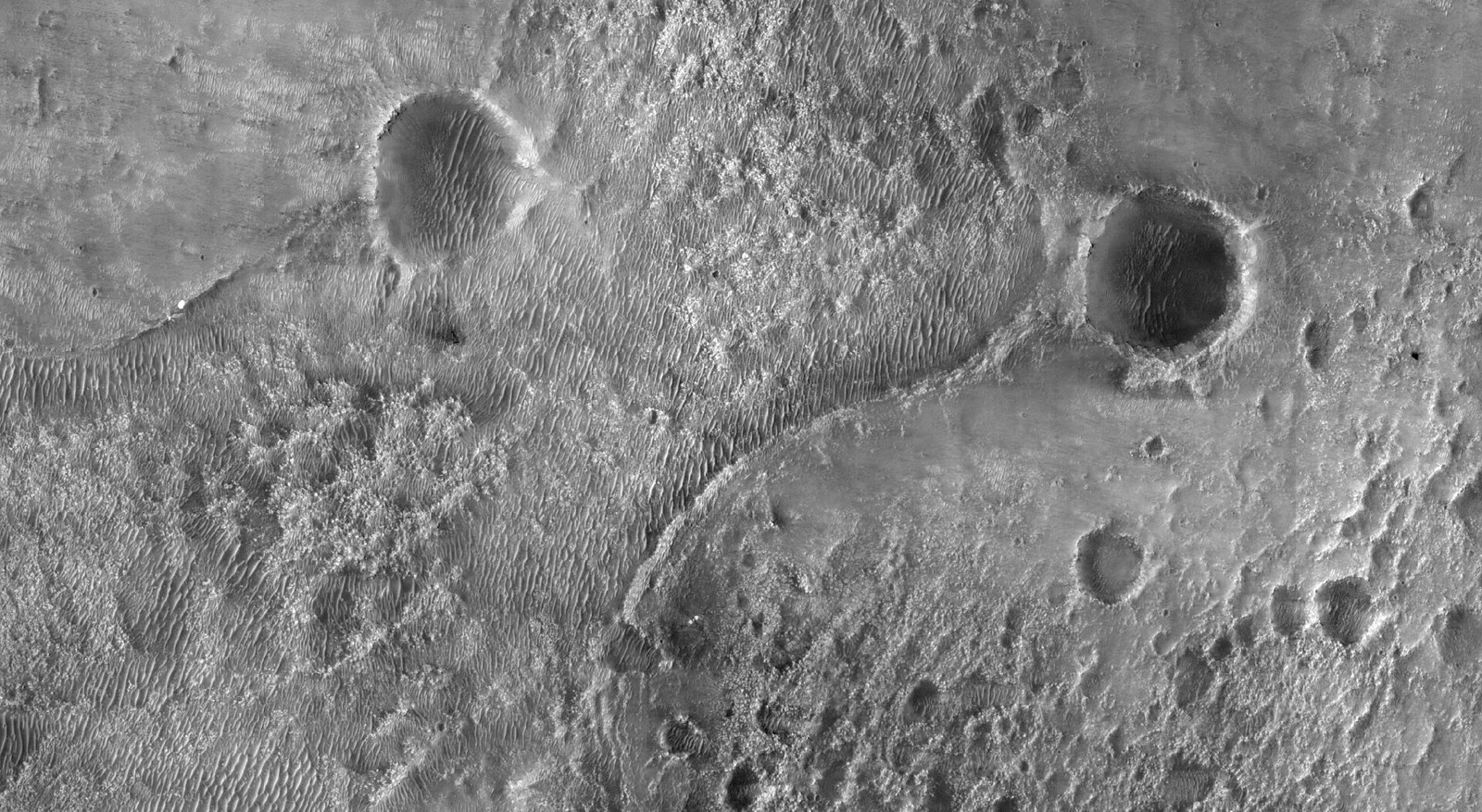 NASA'nın Mars Reconnaissance Orbiter aracındaki HiRISE kamerasınca 19 Şubat 2021'de çekilen bu arşiv görüntüsü, Perseverance keşif aracının Mars yüzeyine iniş sistemine ait parçaları ile aracın konumunu gösteriyor.