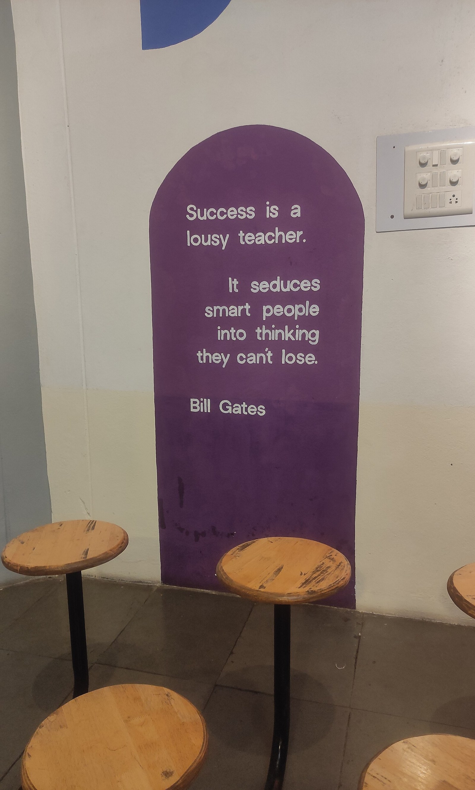 Bill Gates yapay zekâ sektörünü riskleri gizlemekle suçladı: Token vergisi ve uluslararası denetim çağrısı — Meedye editoryal görseli