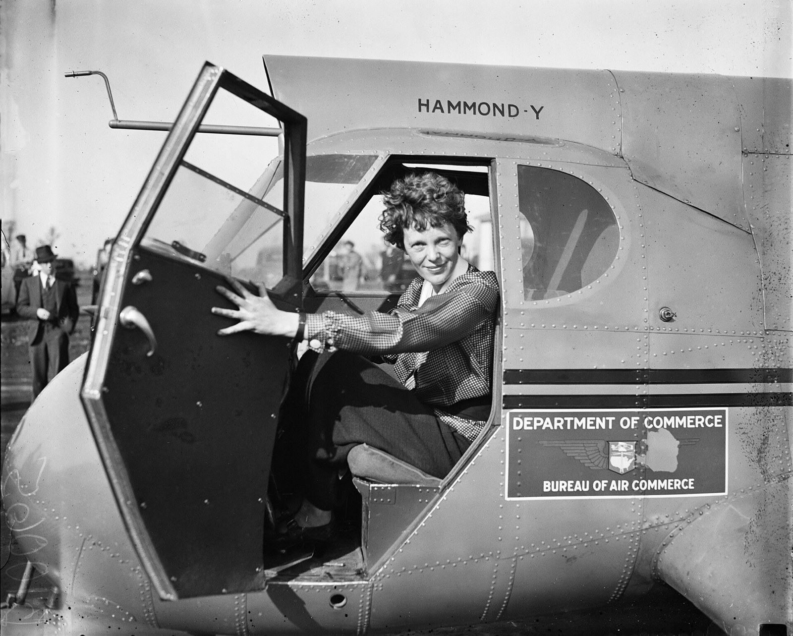 Uçak içinde Amelia Earhart'ı gösteren arşiv fotoğrafı.