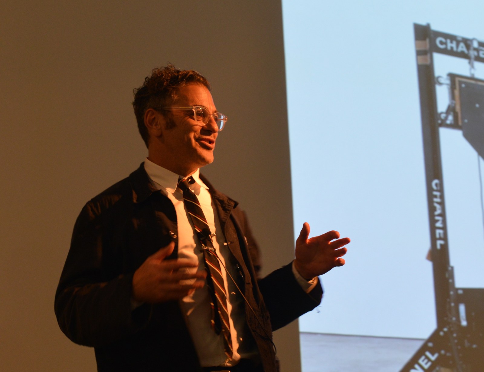 Tom Sachs'ın Chanel Dünyasını Karton ve Kontrplakla Yeniden Kurduğu Enstalasyonu New York'ta Açıldı — Meedye editoryal görseli