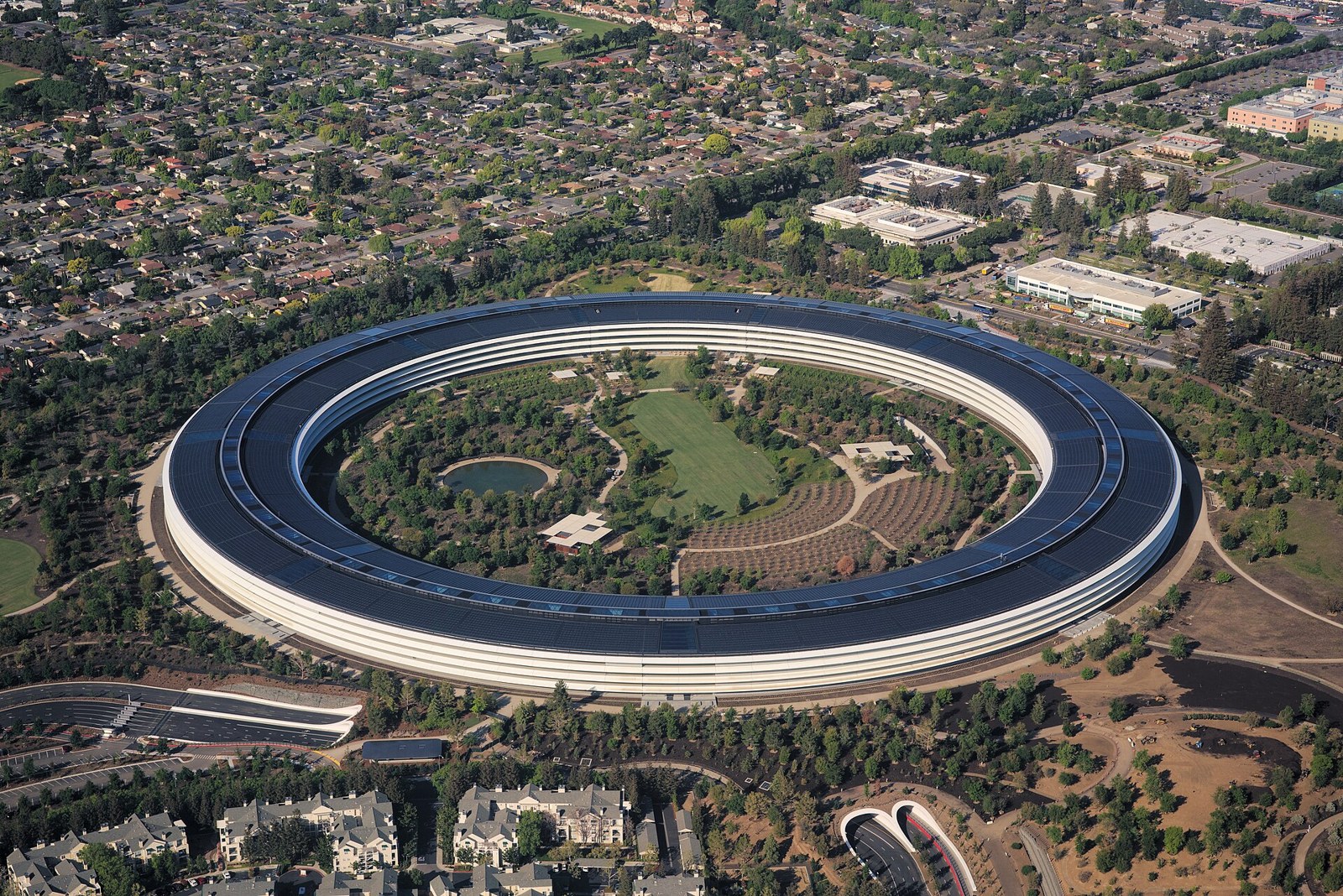 Apple'da John Ternus Dönemi Başlıyor: Yönetim Yapısı ve Ürün Yol Haritası Yenileniyor — Meedye editoryal görseli