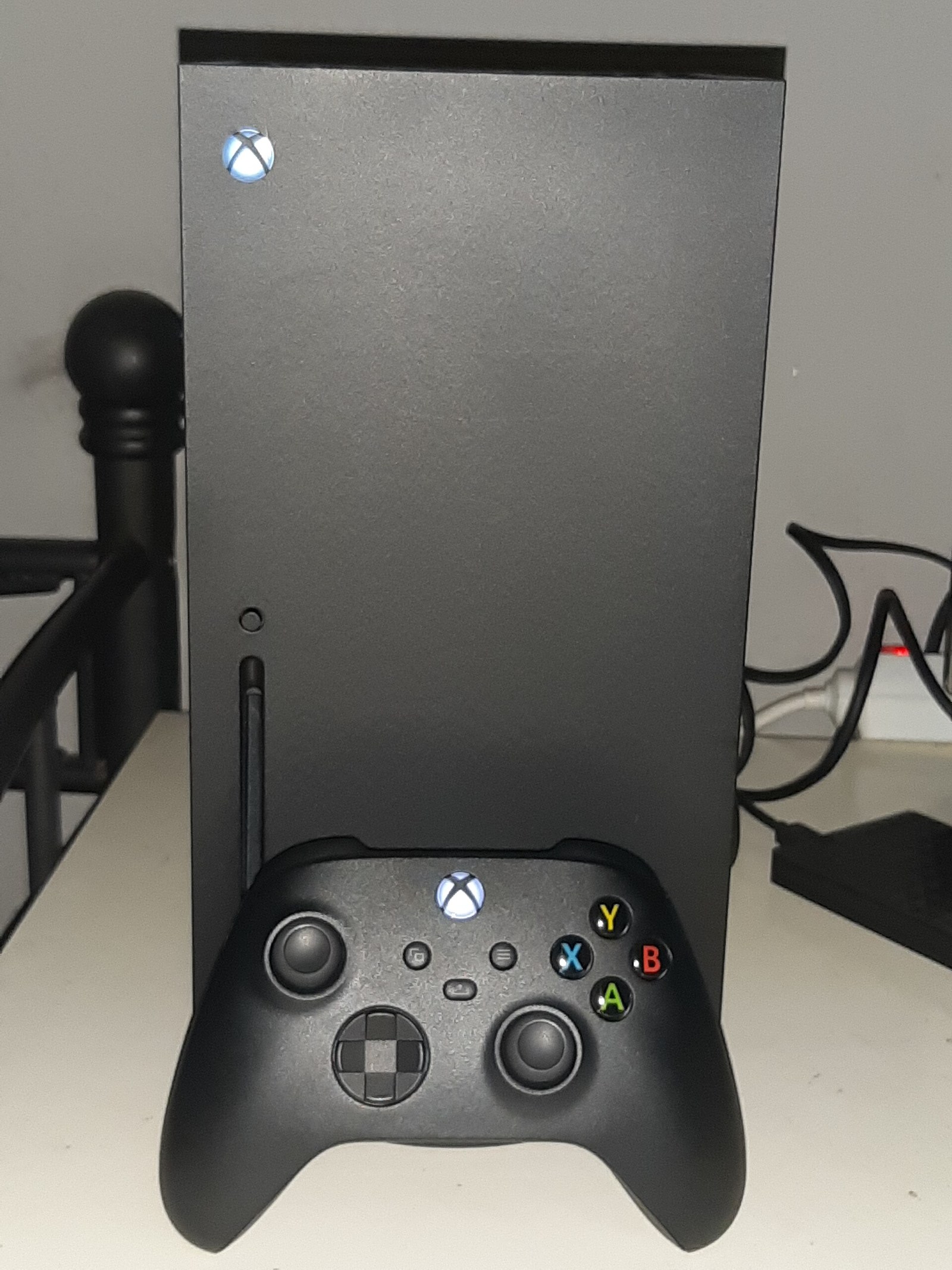 Arşiv fotoğrafı: Microsoft'un Xbox Series X oyun konsolu ve kumandası görülüyor.