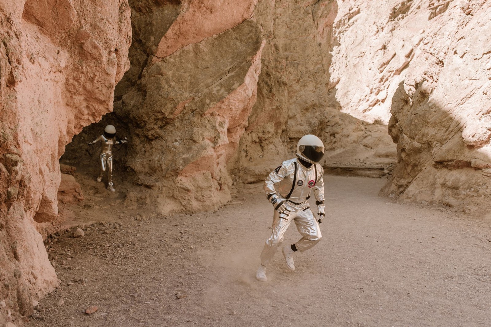 Mars Keşif Aracından Eşsiz Görüntü: Dünya, Phobos'un Ardında Kaybolurken Yakalandı — Meedye editoryal görseli