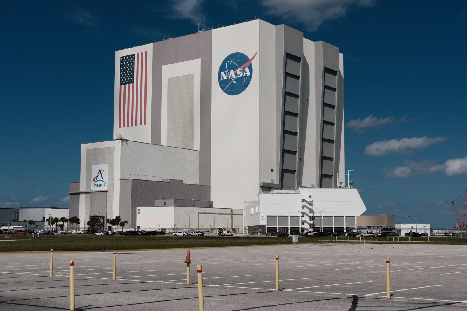 NASA'nın Uzay Programını Sanatla Belgeleme Girişimi: Warhol'dan Leibovitz'e Ünlü İsimler Katıldı — Meedye editoryal görseli