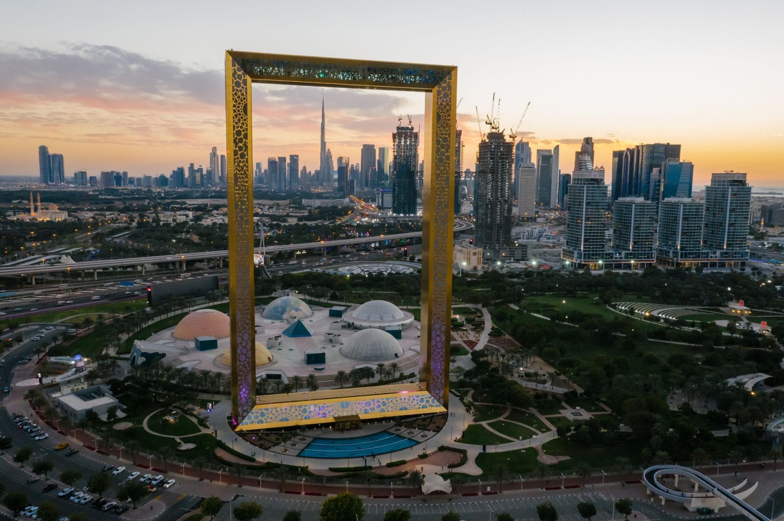 Türk Girişimciler İçin Yurt Dışında Şirket Kurma Rehberi: Dubai, Estonya ve Singapur Karşılaştırması — Meedye editoryal görseli