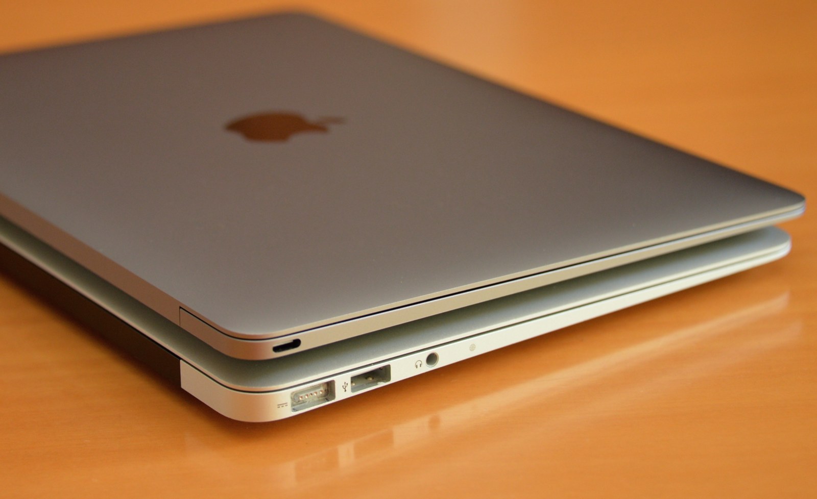 Arşiv fotoğrafı: MacBook ve MacBook Air karşılaştırması.