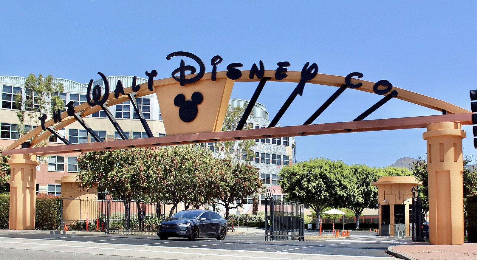 Arşiv fotoğrafı: Burbank, Kaliforniya'daki Walt Disney Stüdyoları'nın Alameda Caddesi girişi. Fotoğraf, kemerin turuncu-siyah renklerle yenilenmesi ve Miki Fare figürünün eklenmesinin ardından 11 Temmuz 2016'da çekildi.