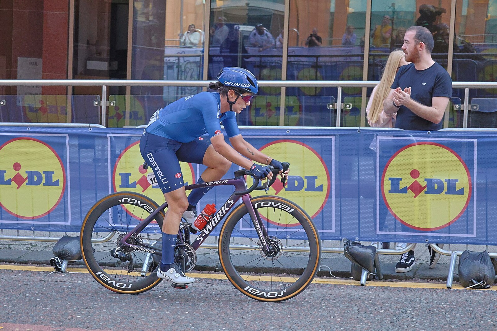 Arşiv fotoğrafı: İtalya'dan Elena Cecchini, Glasgow'da düzenlenen 2023 UCI Yol Dünya Şampiyonası kadınlar yol yarışı sırasında St Vincent Street tırmanışında.