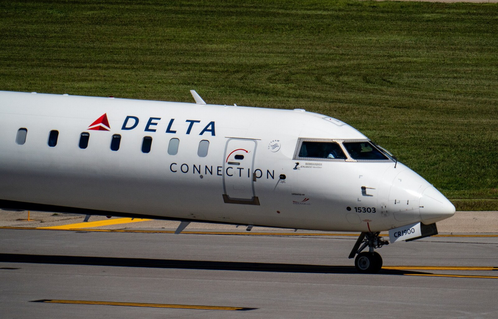 Arşiv fotoğrafı: Endeavor Air tarafından işletilen Delta Air Lines'a ait Bombardier CRJ-900 (N303PQ - 15303) tipi uçak, Minneapolis-St. Paul Uluslararası Havalimanı'nda görülüyor.