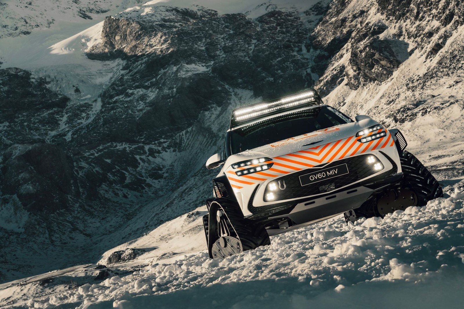Genesis GV90, B Direksiz Kapıları ve Dönen Koltuklarıyla Elektrikli SUV Tasarımına Yeni Bir Bakış Açısı Getiriyor — Meedye editoryal görseli