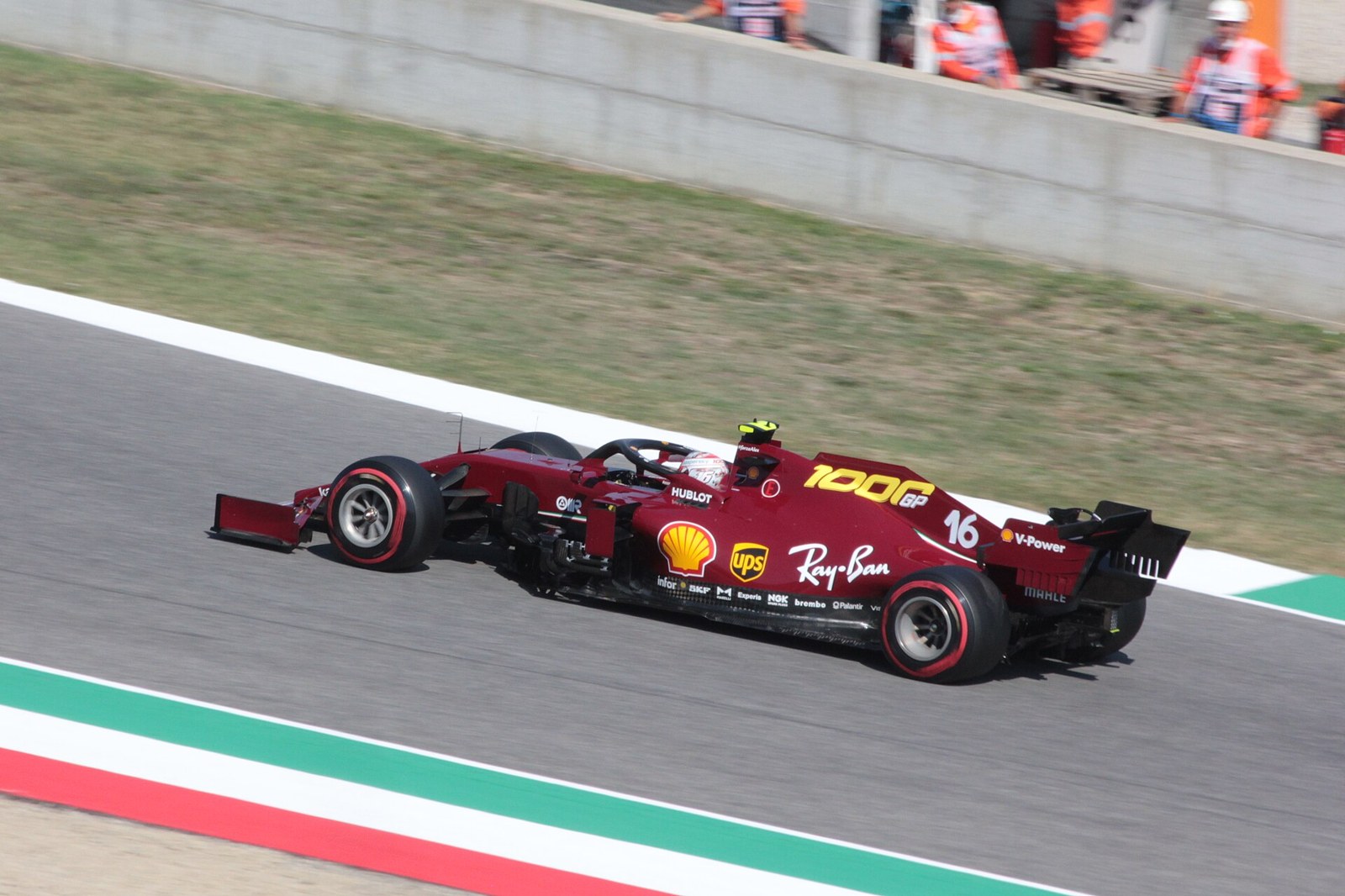 Arşiv fotoğrafı: Charles Leclerc, 2020 Toskana Grand Prix'si yarış gününde görülüyor.