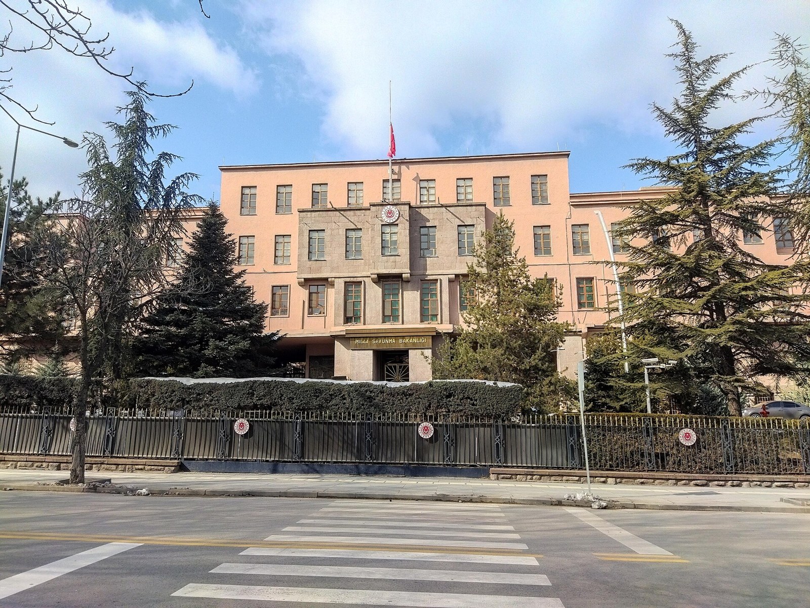 Millî Savunma Bakanlığı binası ve gönderde inik durumdaki Türk bayrağını gösteren arşiv fotoğrafı.