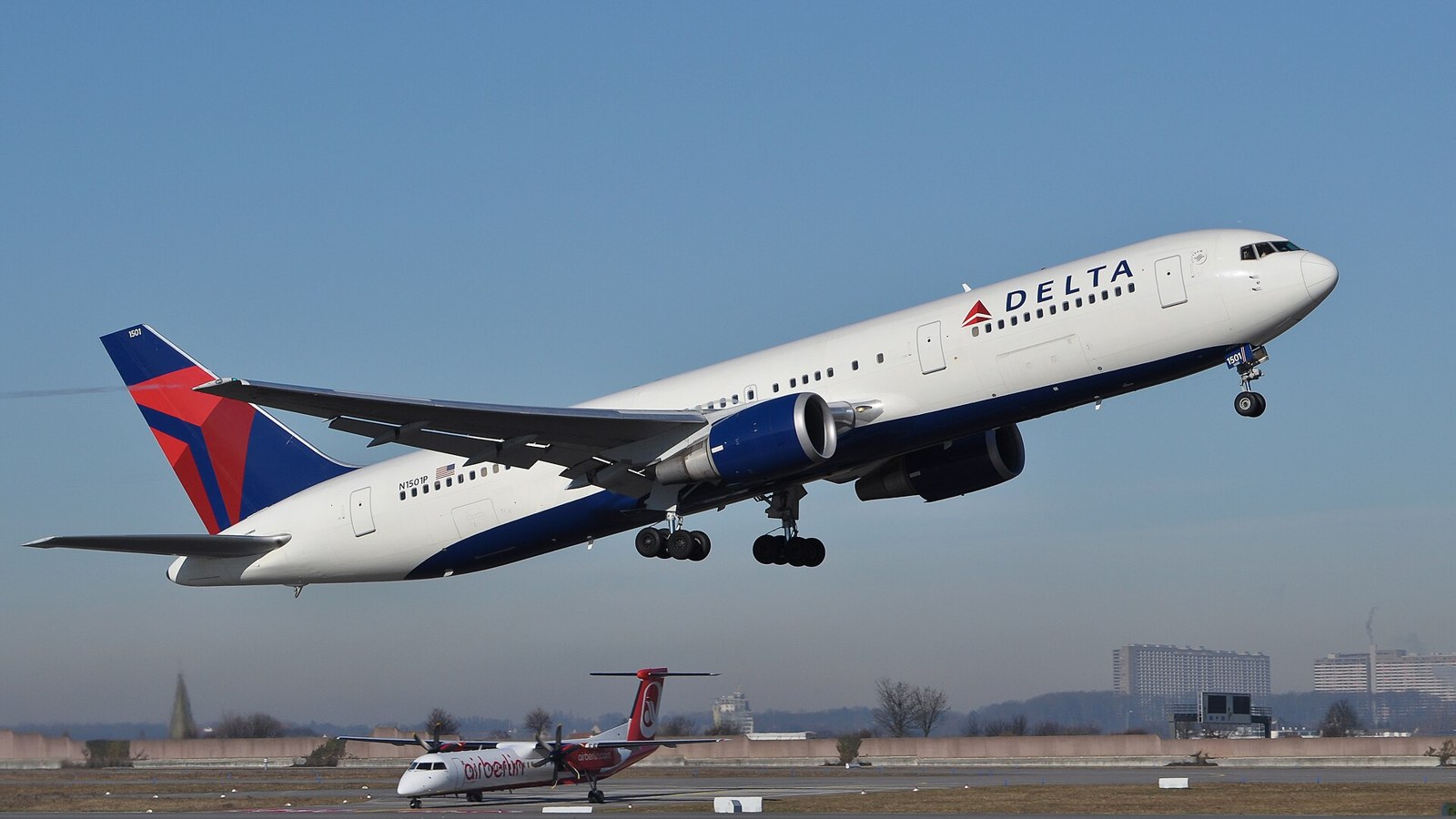 Arşiv fotoğrafı: Delta Air Lines'a ait N1501P tescilli Boeing 767-3P6(ER) tipi uçak, 2011 yılında Stuttgart Havalimanı'nda (EDDS) görülüyor.
