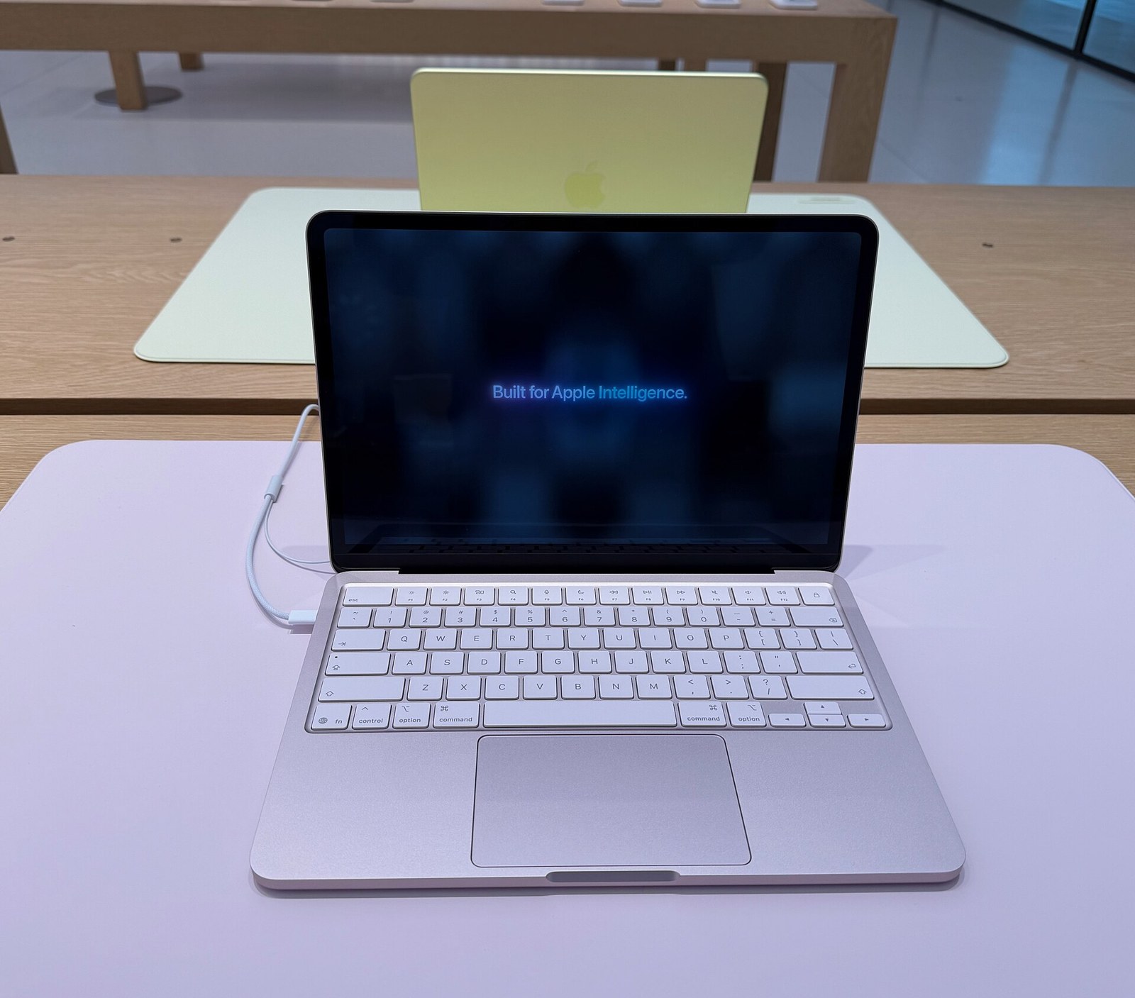 Arşiv fotoğrafı: MacBook Neo Blush modeli.