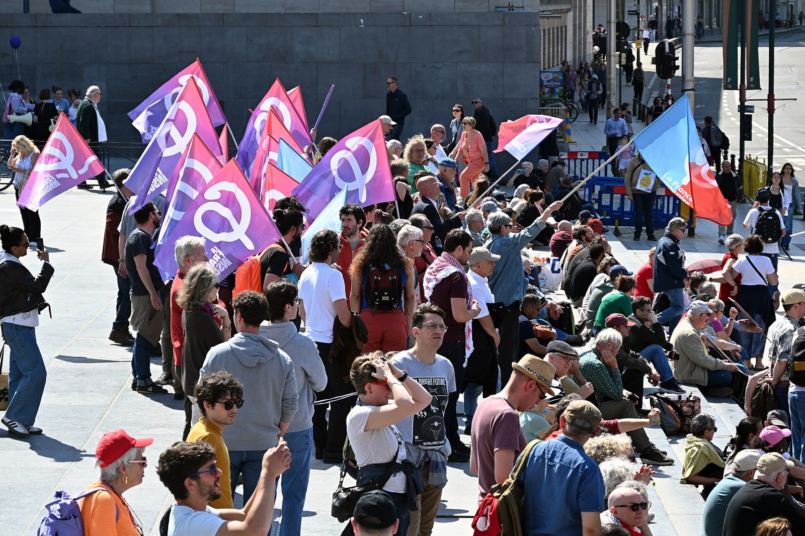 Arşiv fotoğrafı: Boyun Eğmeyen Fransa (La France insoumise) heyeti, 27 Nisan 2025'te Brüksel'de Belçika İşçi Partisi gösterisinde bayraklarla görülüyor.