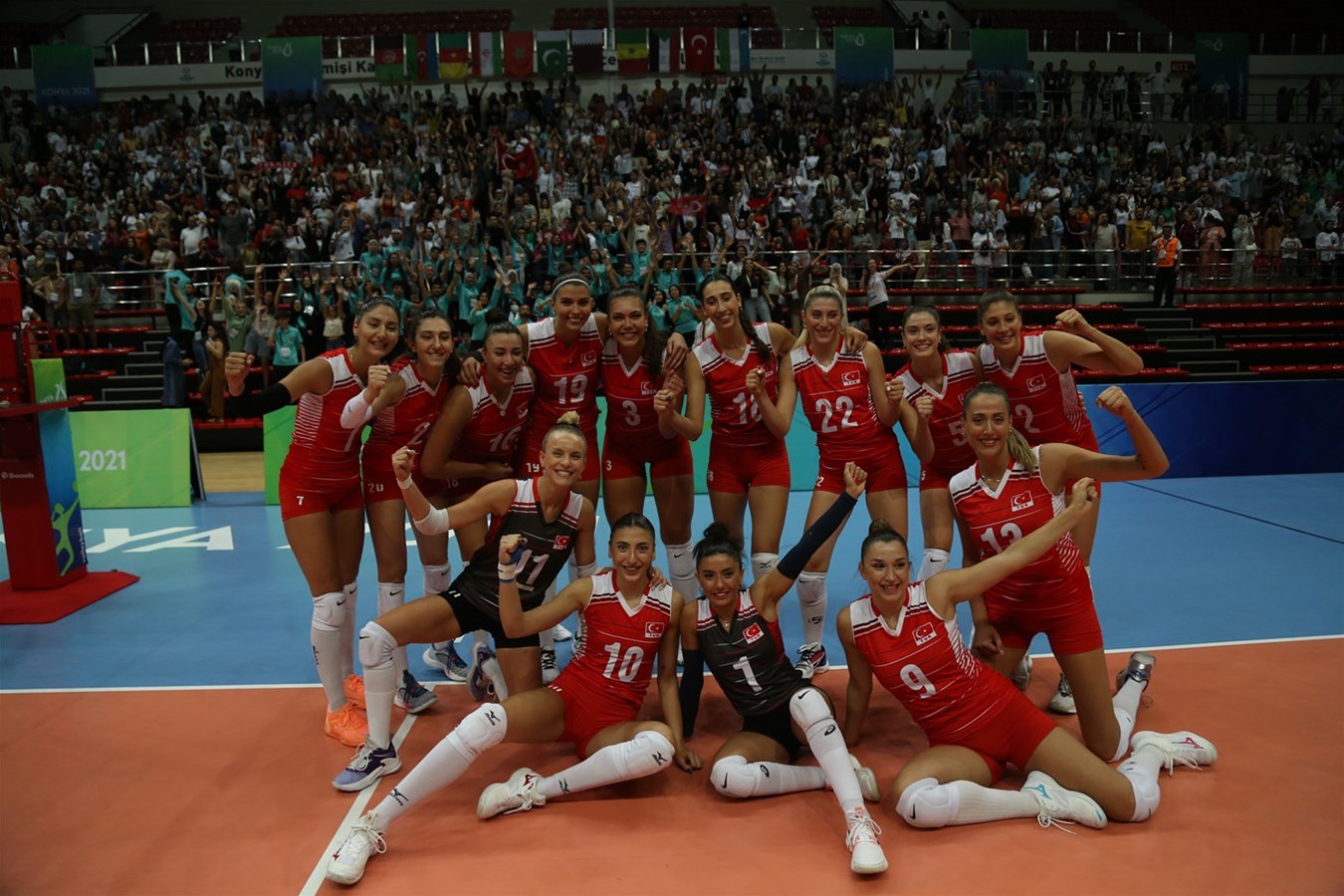 Türkiye kadın voleybol takımının Konya’da çekilen toplu fotoğrafı. Arşiv: 8 Ağustos 2022; güncel finalin kadrosunu veya kutlamasını göstermez.