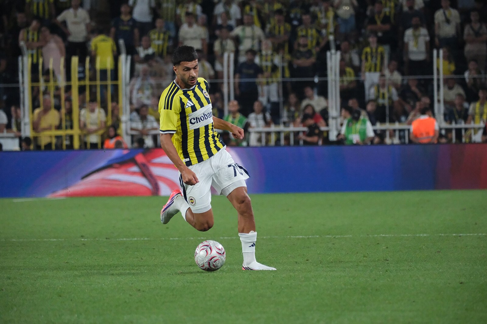 Fenerbahçe Samsunspor Deplasmanında 2-0 Kazandı — Meedye editoryal görseli