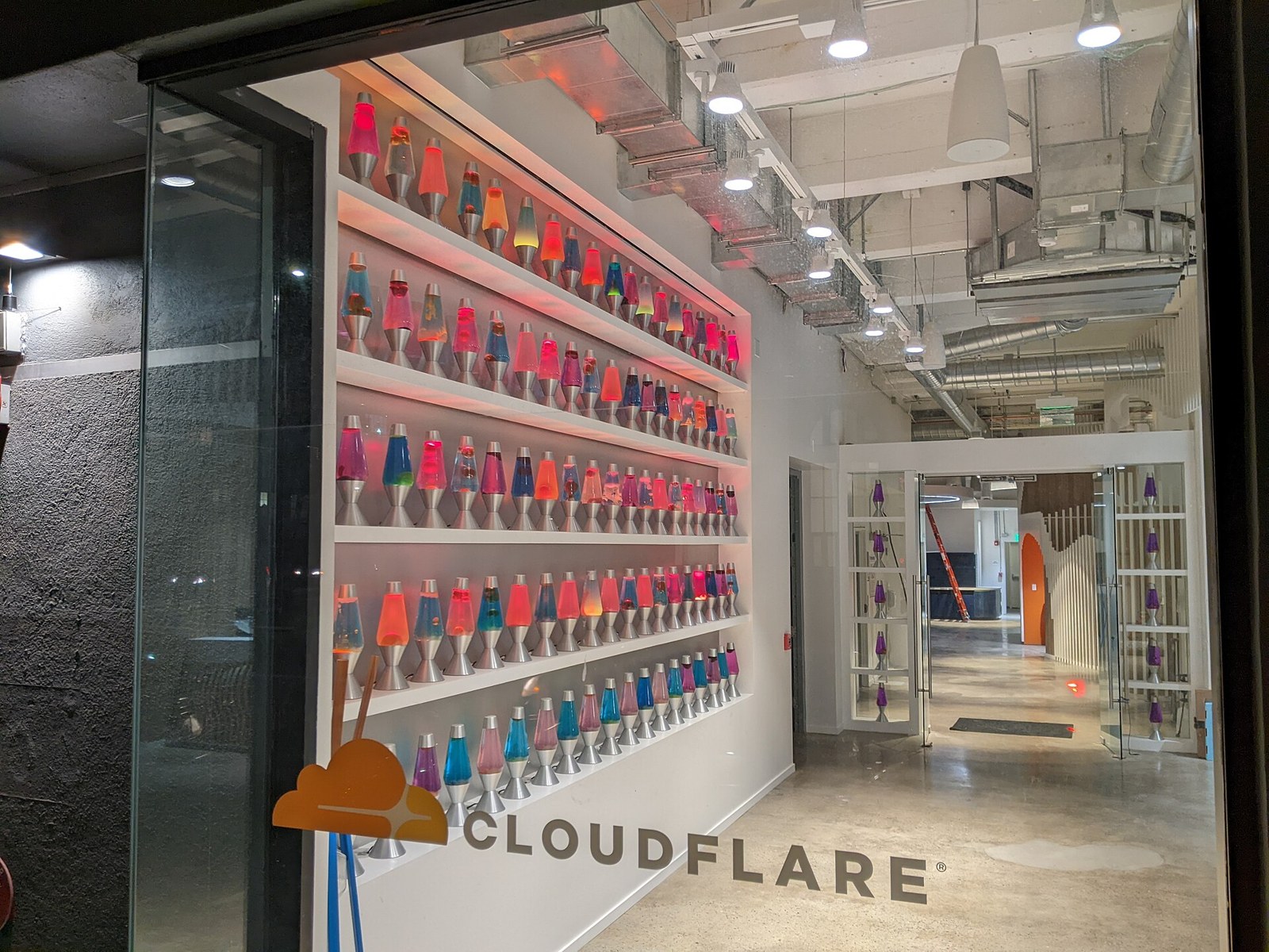 Arşiv fotoğrafı: Cloudflare ofisinde lav lambası duvarı yer almaktadır.