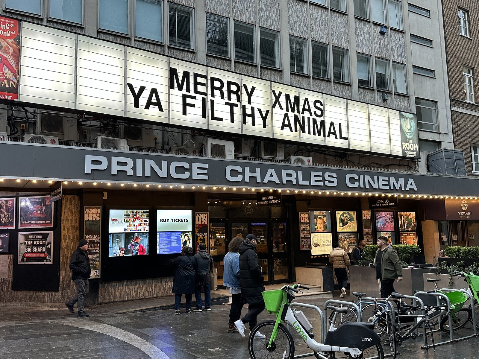 Arşiv fotoğrafında "Merry Xmas Ya Filthy Animal" ifadesi yer alıyor.